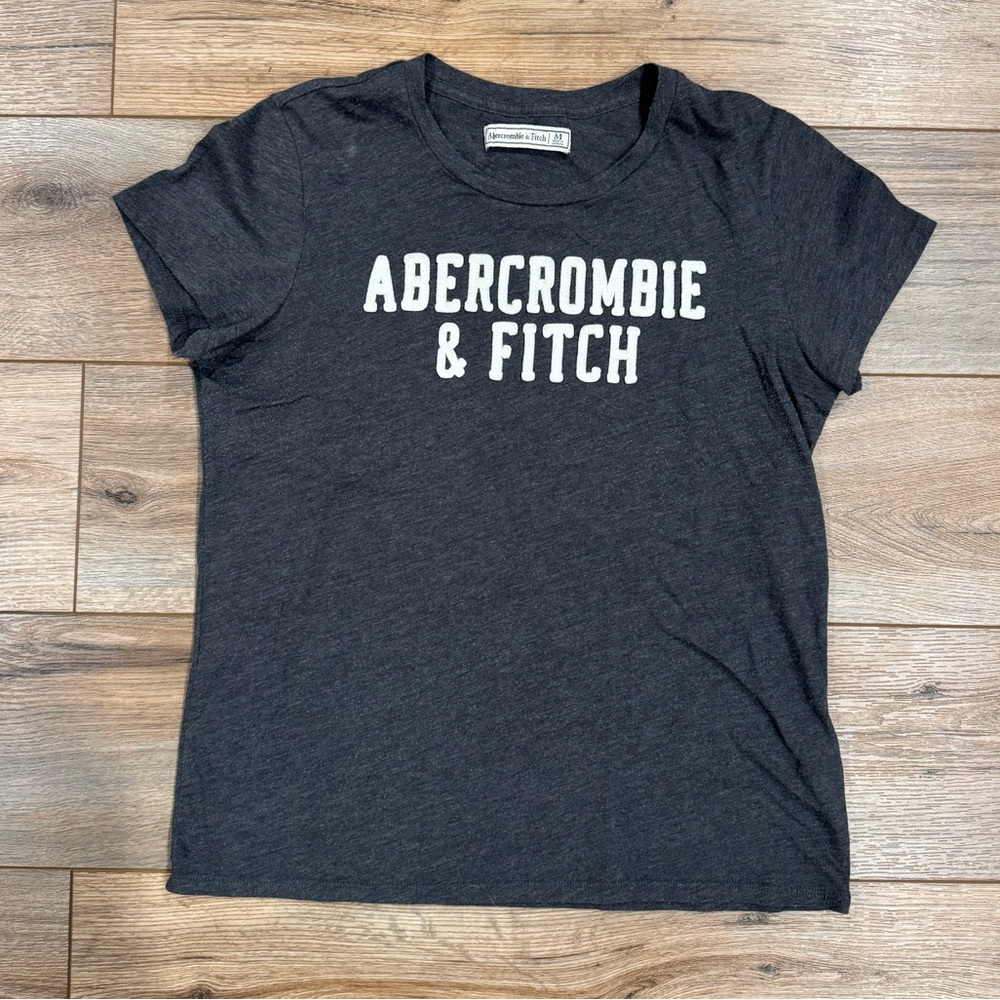 ABERCROMBIE & FITCH Gray Short Sleeve Fitted Graphic T-shirt | Size Medium